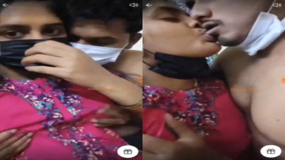 Couple Kissing – And Massaging Mulai Online